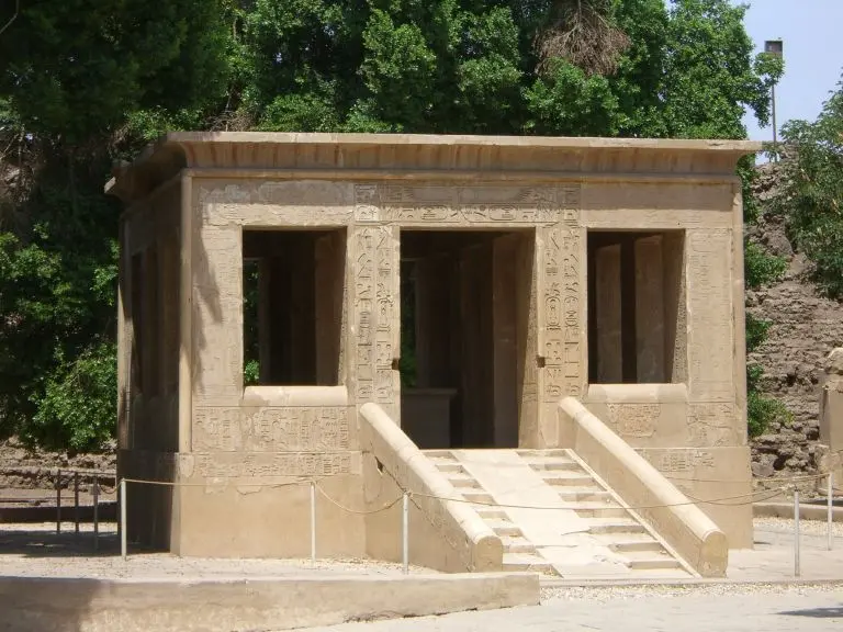 Kiosco de Sesostris I, dinastía XII de Egipto. Museo al aire libre de Karnak. Fuente: Wikimedia Commons (dominio público).