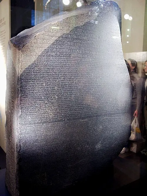 La Piedra de Rosetta expuesta en el Museo Británico