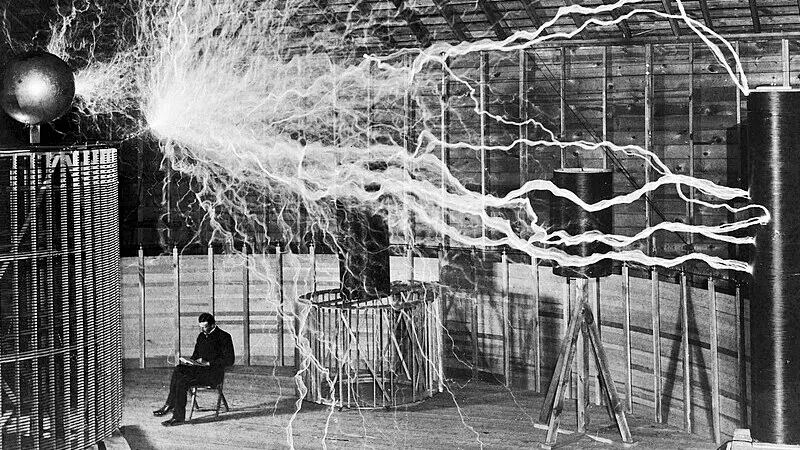 Retrato de Nikola Tesla y algunos de sus inventos más conocidos