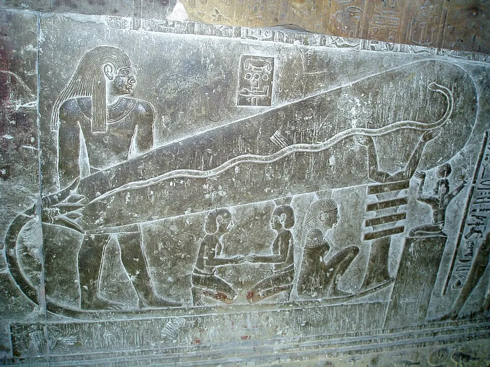 Interior de la cripta del templo de Dendera en Egipto, donde se encuentran los famosos relieves conocidos como la luz de Dendera